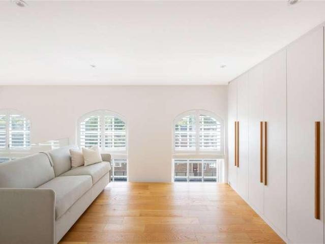 Flat for sale in Clapham, Greater London