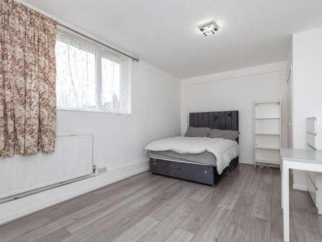 Flat for sale in London Borough of Croydon, Greater London