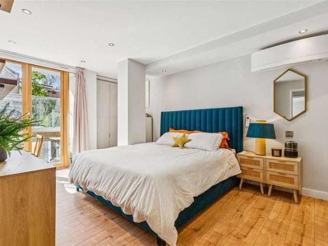 Flat for sale in London Borough of Hounslow, Strand