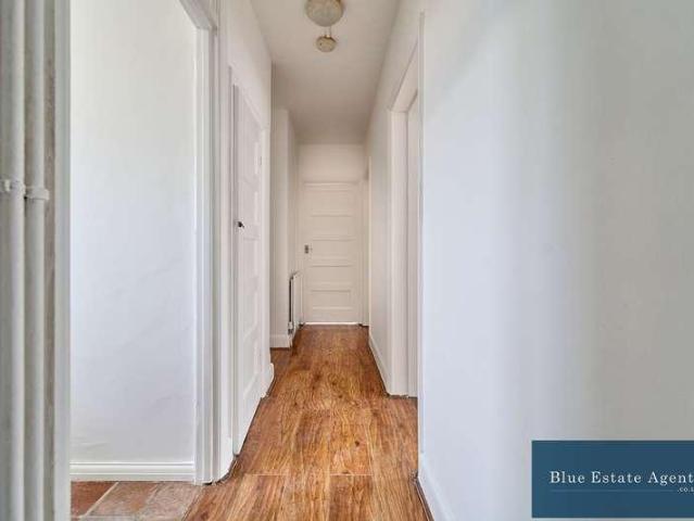 Flat for sale in London Borough of Hounslow, Greater London