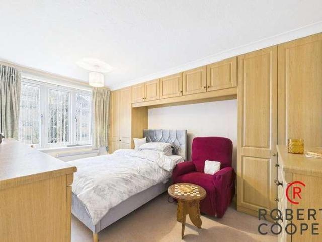 Flat for sale in Eastcote, Greater London
