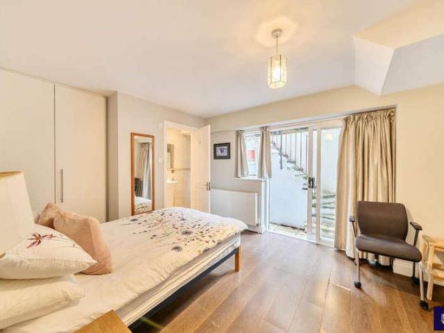 Flat for sale in London Borough of Islington, Greater London