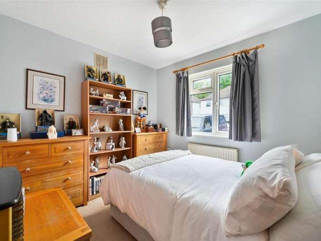 Flat for sale in London Borough of Merton, Collier's Wood