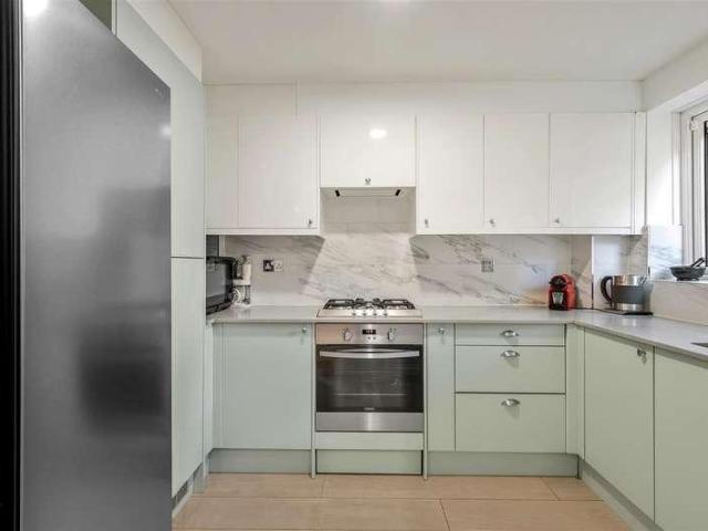 Flat for sale in London Borough of Merton, Raynes Park