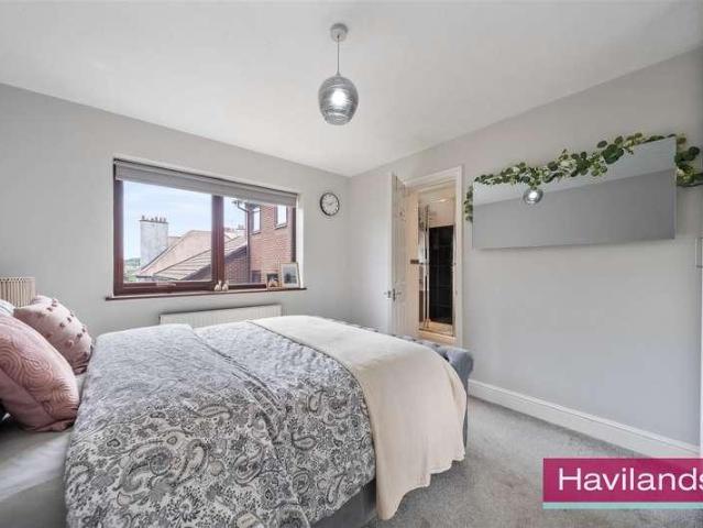 Flat for sale in Southgate, Greater London