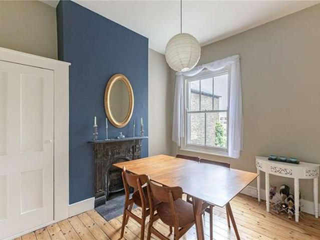 Flat for sale in Clapham, Greater London
