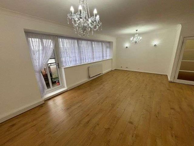 Flat for sale in Little Stanmore, Greater London