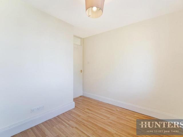 Flat for sale in Worcester Park, Greater London