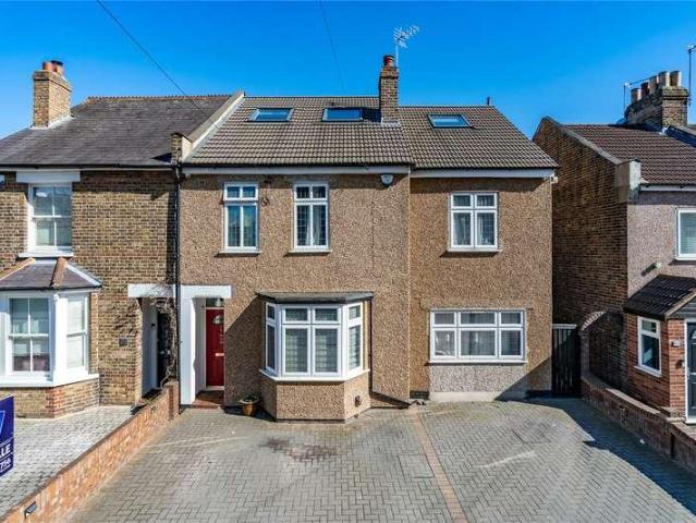 Flat for sale in Hornchurch, Greater London