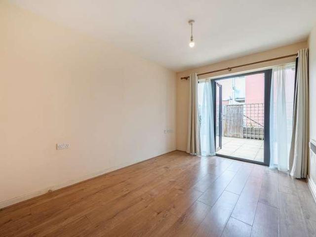 Flat for sale in Elmers End, Greater London