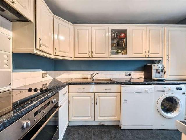 Flat for sale in London Borough of Lewisham, Forest Hill