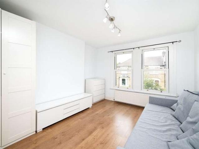 Flat for sale in Stroud Green, Greater London