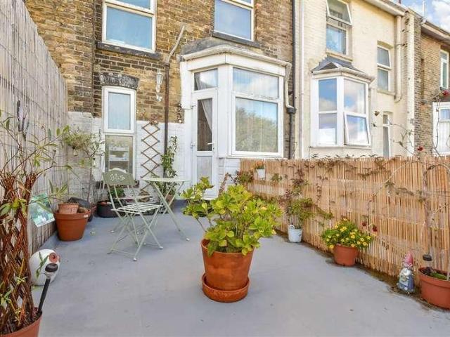 Flat for sale in Clarendon, Ash