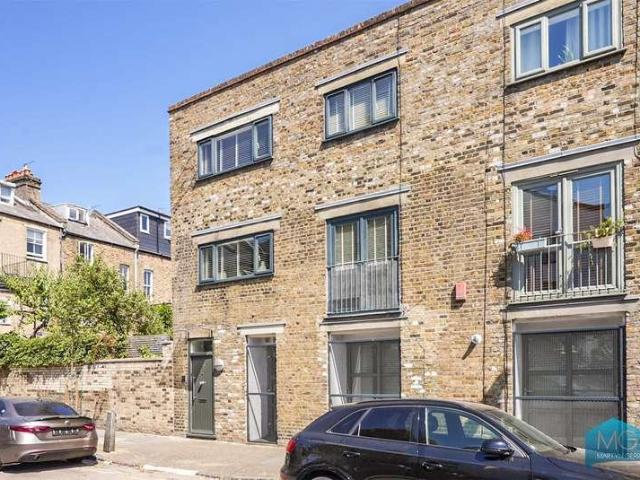 Flat for sale in Holloway, Greater London
