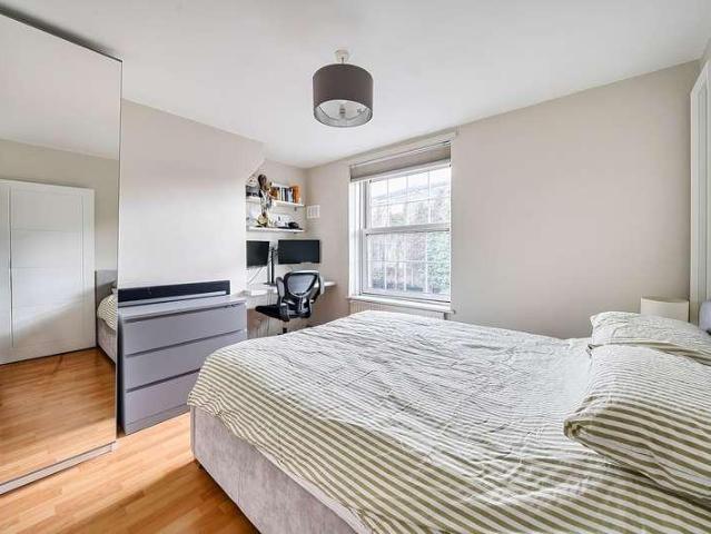 Flat for sale in Oval, Greater London