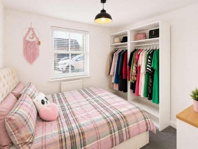 Flat for sale in Two Waters, Pouchen End