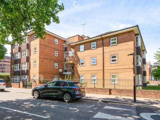 Flat for sale in London Borough of Ealing, Greater London