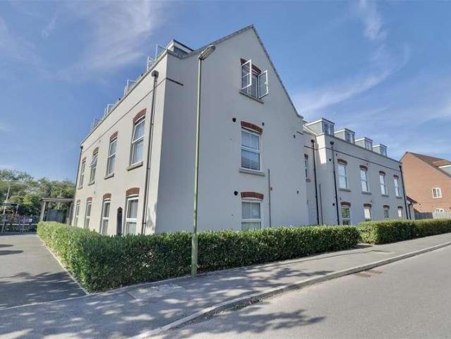 Flat for sale in Littlecote, West Sussex