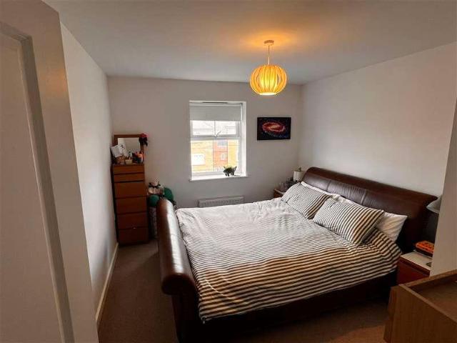 Flat for sale in Allington, Midway