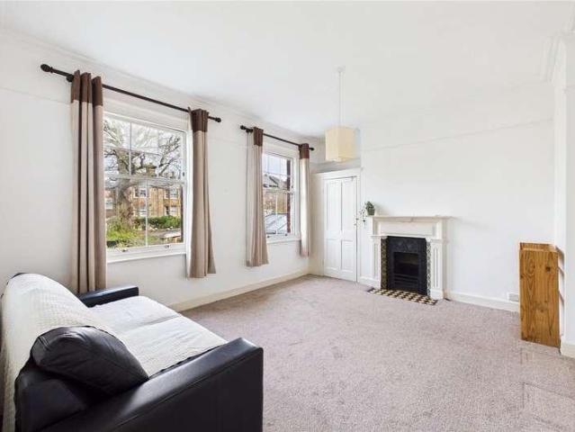 Flat for sale in Streatham Hill, Greater London
