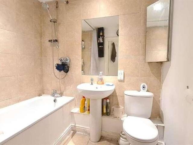Flat for sale in London Borough of Hounslow, Greater London