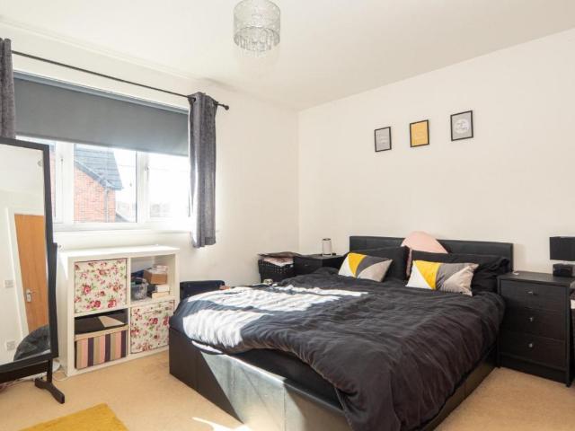 Flat for sale in Farsley, West Yorkshire