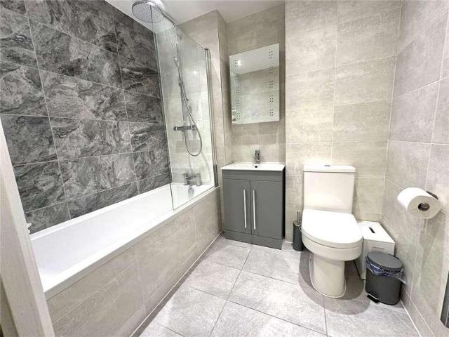 Flat for sale in Croydon, Waddon Flat for sale in Croydon, Waddon