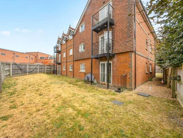 Flat for sale in Red Hill, Surrey