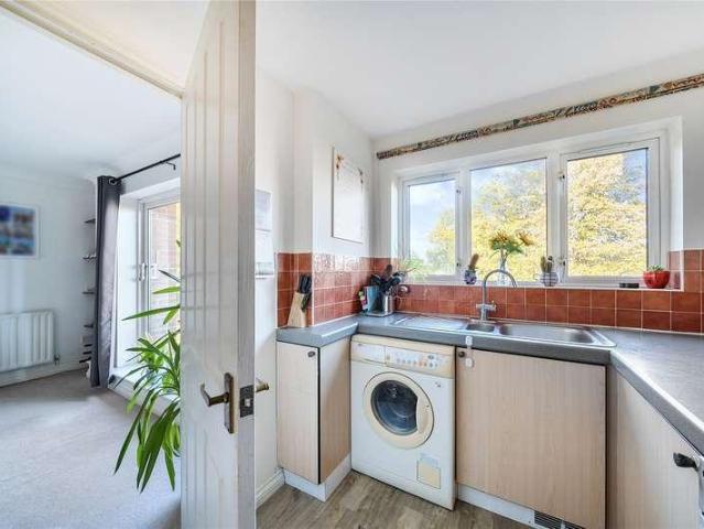 Flat for sale in Surbiton, Greater London