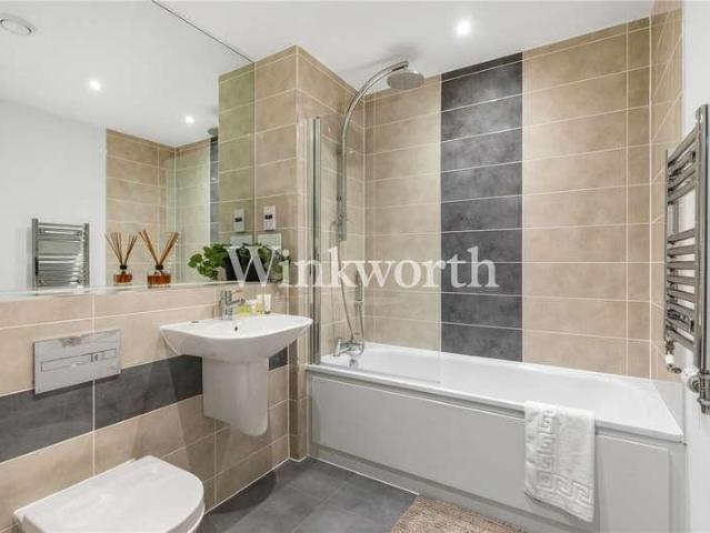 Flat for sale in Hale Village, Tottenham Hale
