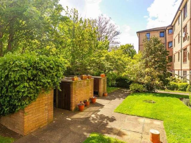 Flat for sale in Warriston, Scotland