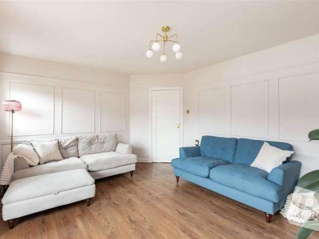 Flat for sale in Romford, Gidea Park