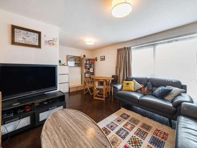 Flat for sale in London Borough of Ealing, Greater London