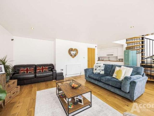 Flat for sale in Rush Green, Greater London