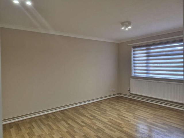 Flat for sale in Bushey, Bushey Heath