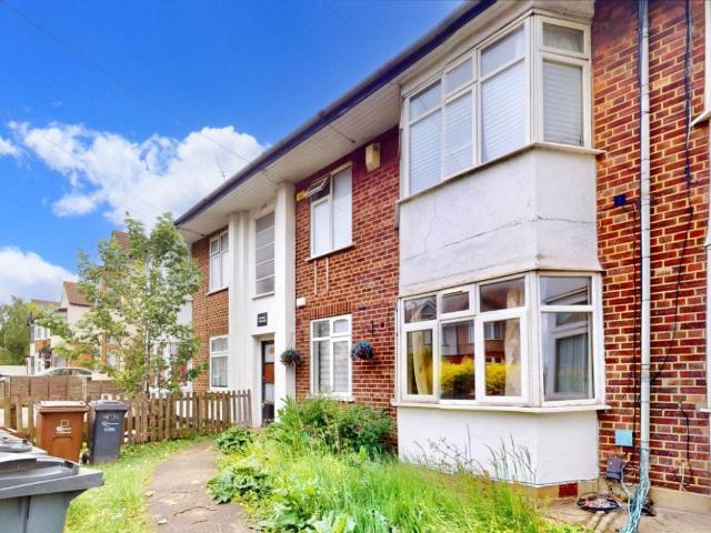 Flat for sale in Marks Gate, Greater London