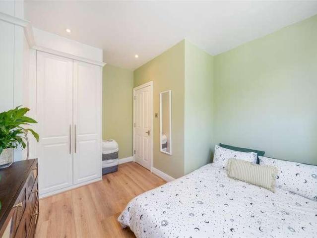 Flat for sale in London Borough of Merton, Collier's Wood