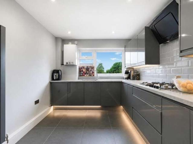 Flat for sale in Wallington, Greater London