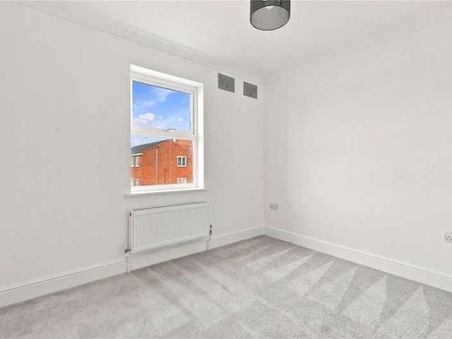 Flat for sale in Tooting Graveney, Greater London