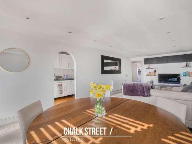 Flat for sale in Elm Park, Greater London
