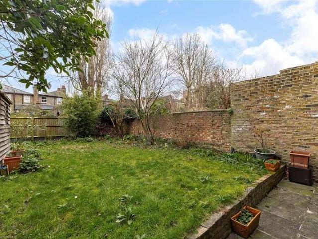 Flat for sale in Stockwell, Greater London