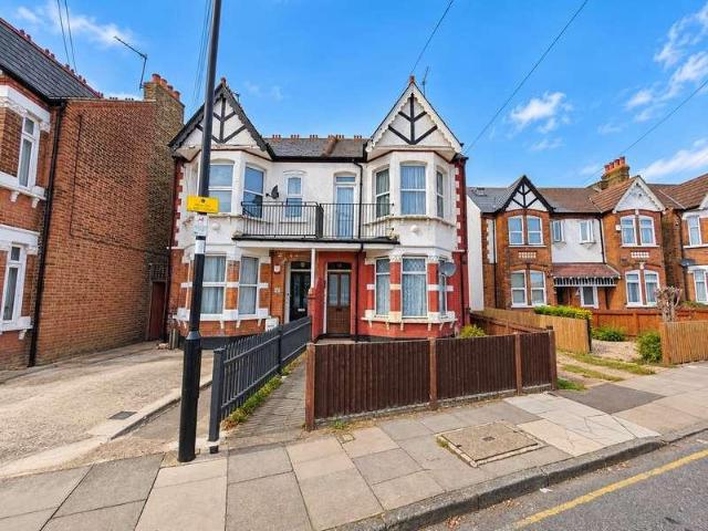 Flat for sale in London Borough of Ealing, Greater London