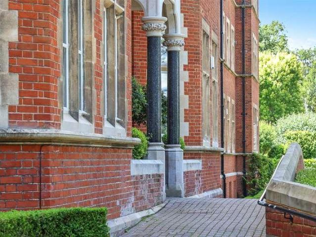 Flat for sale in Leatherhead, Mole Valley