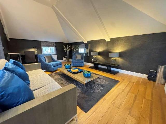 Flat for sale in Hampton Hill, Greater London