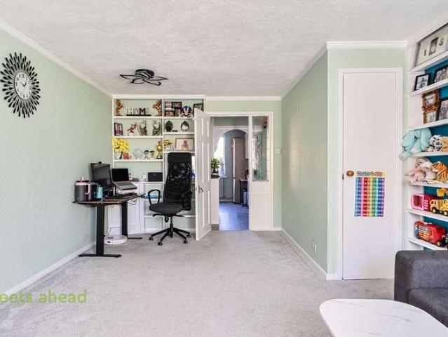 Flat for sale in London Borough of Croydon, Greater London