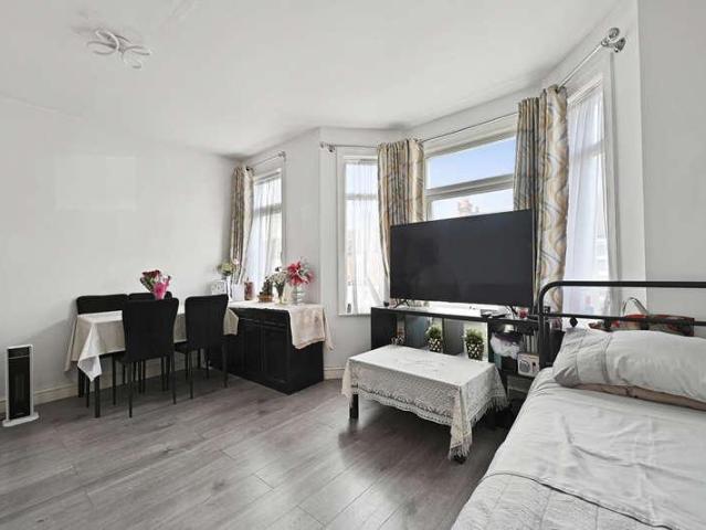 Flat for sale in Harrow Weald, Greater London