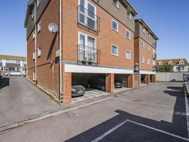 Flat for sale in Seaford, Iford