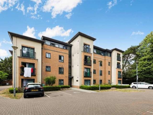 Flat for sale in London Borough of Croydon, Waddon