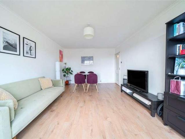 Flat for sale in London Borough of Ealing, Perivale