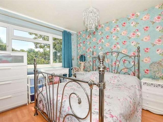 Flat for sale in London Borough of Croydon, Selsdon